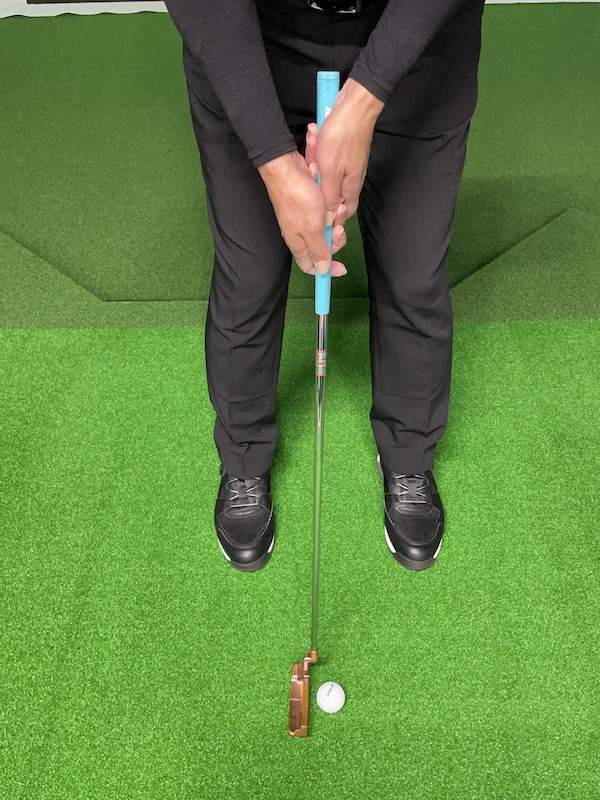 パター,カラダとボールの位置を合わせる