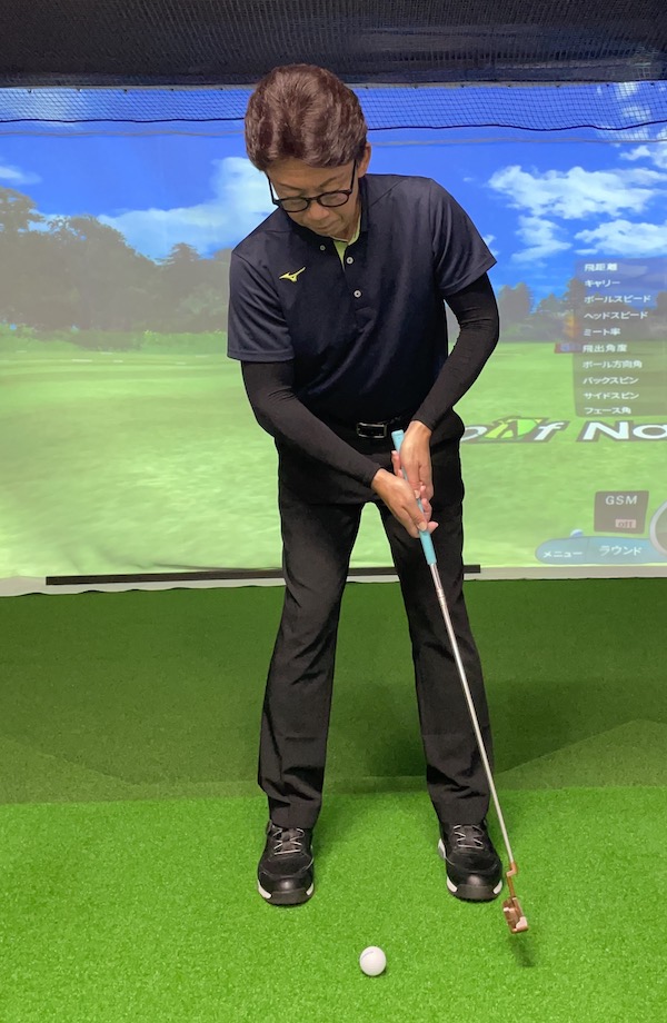 パター肩の動きでストローク