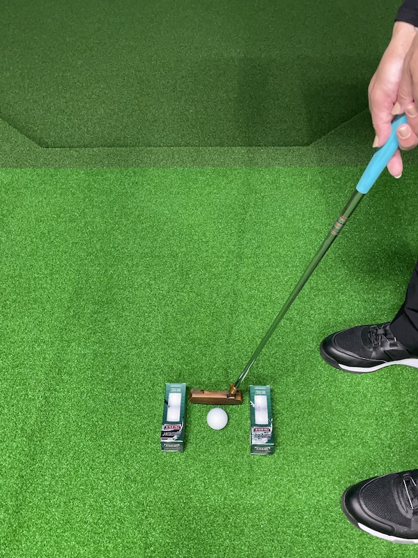 パターのヘッドが目印にぶつからないように打つ