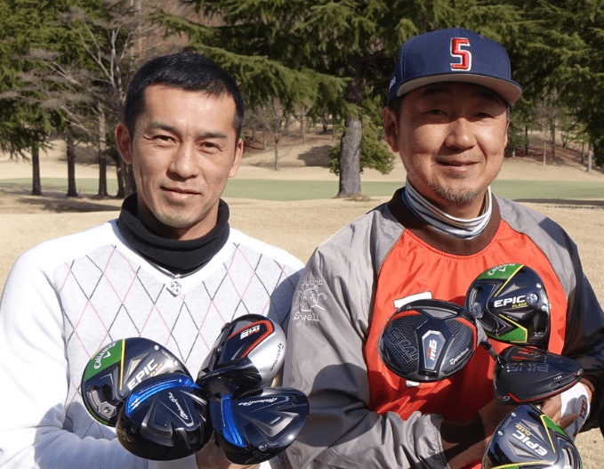 ゴルフ場で佐藤順と野村タケオがクラブを持って立っている2ショット写真