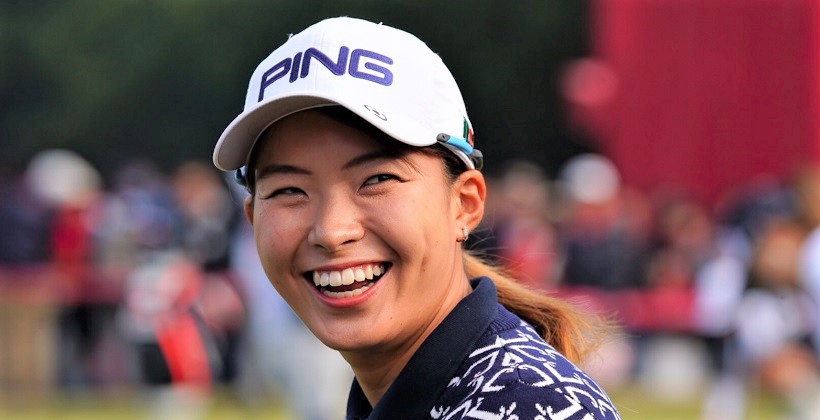 ゴルフ場での渋野日向子の笑顔アップ写真