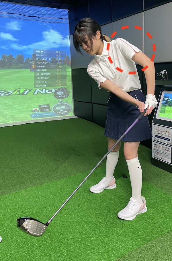 左脇を締めたままフォローを出せば左肘は退けない