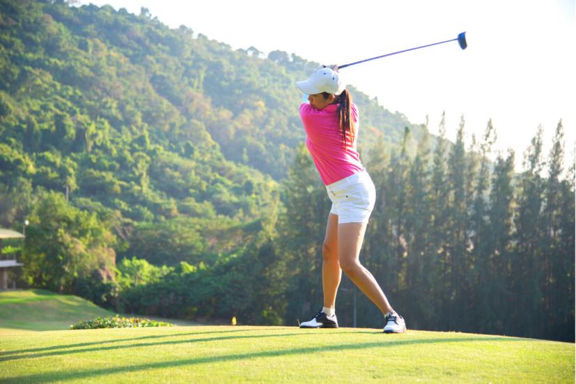 女性ゴルファー,スイング