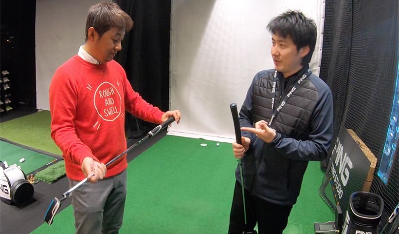 野村タケオが色んなグリップを試打ちする様子の写真