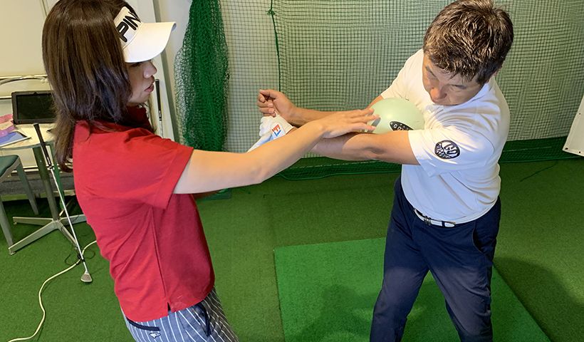 勝又プロが野村タケオに指導している写真
