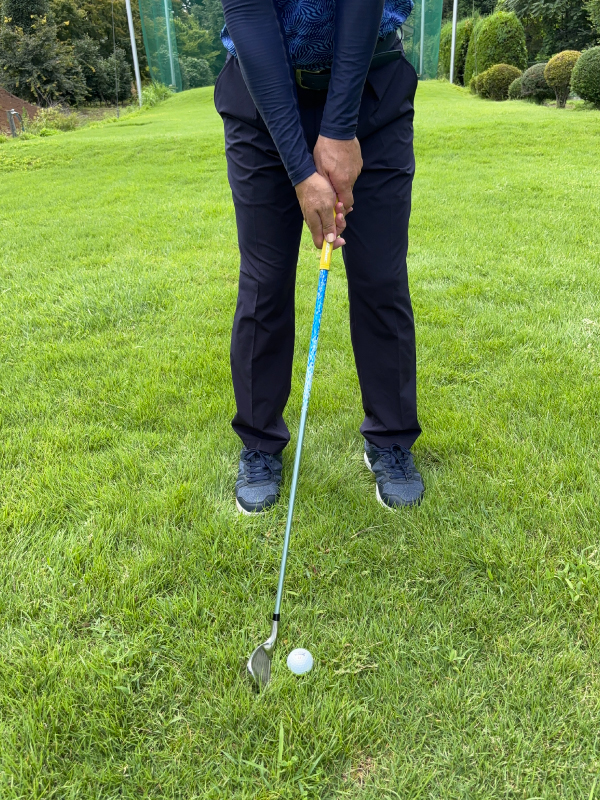 低い球は右足寄りに置く