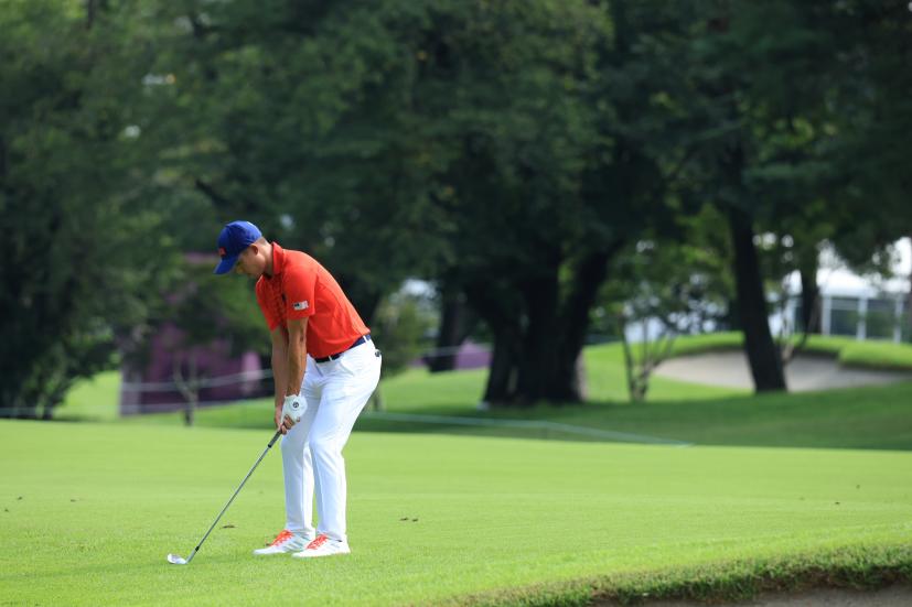 コリン・モリカワのアプローチショット連続写真①【2020東京五輪・R2】（2021年）