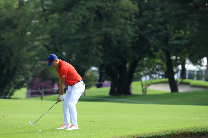 コリン・モリカワのアプローチショット連続写真①【2020東京五輪・R2】（2021年）