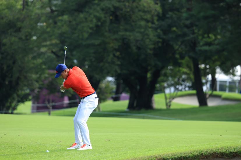 コリン・モリカワのアプローチショット連続写真①【2020東京五輪・R2】（2021年）