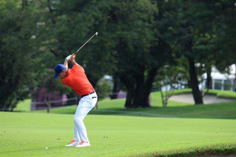 コリン・モリカワのアプローチショット連続写真①【2020東京五輪・R2】（2021年）