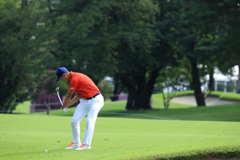 コリン・モリカワのアプローチショット連続写真①【2020東京五輪・R2】（2021年）