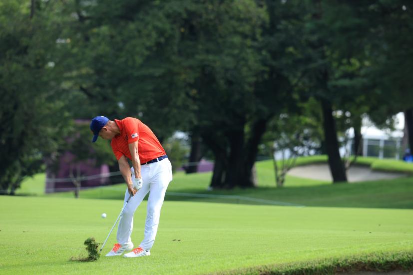 コリン・モリカワのアプローチショット連続写真①【2020東京五輪・R2】（2021年）