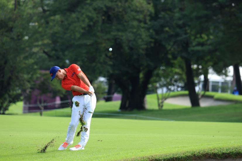 コリン・モリカワのアプローチショット連続写真①【2020東京五輪・R2】（2021年）