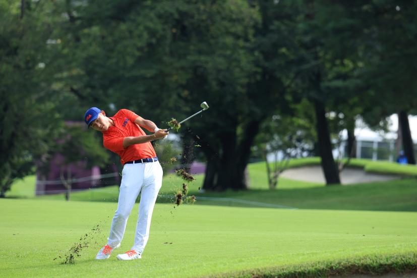 コリン・モリカワのアプローチショット連続写真①【2020東京五輪・R2】（2021年）