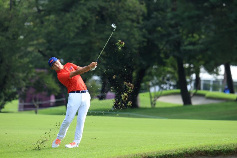 コリン・モリカワのアプローチショット連続写真①【2020東京五輪・R2】（2021年）