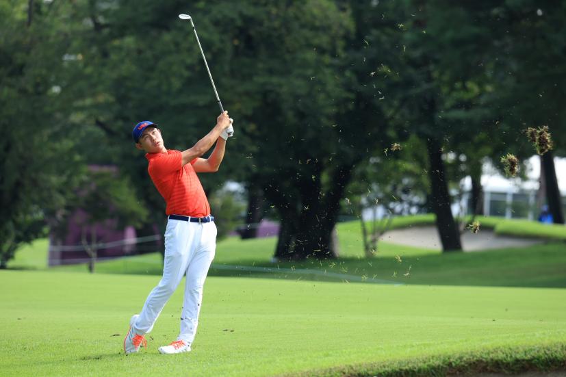 コリン・モリカワのアプローチショット連続写真①【2020東京五輪・R2】（2021年）