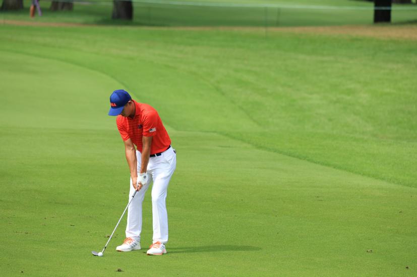 コリン・モリカワのアプローチショット連続写真②【2020東京五輪・R2】（2021年）