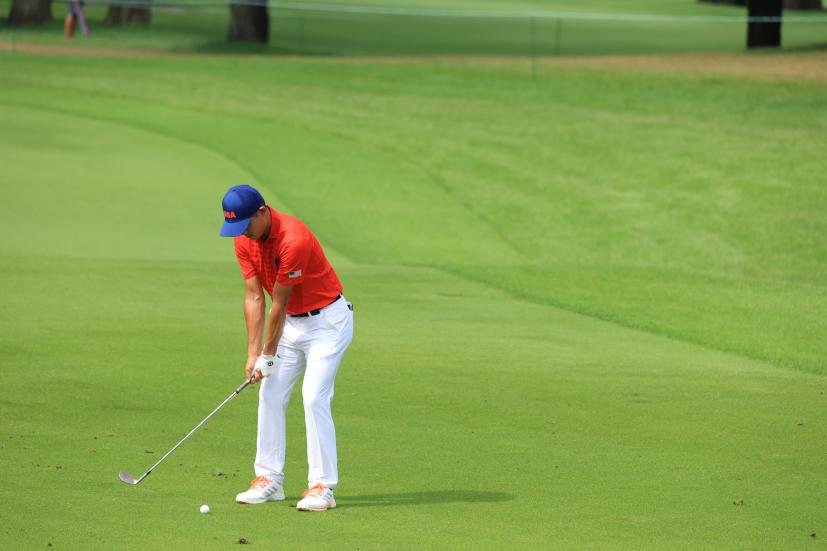 コリン・モリカワのアプローチショット連続写真②【2020東京五輪・R2】（2021年）