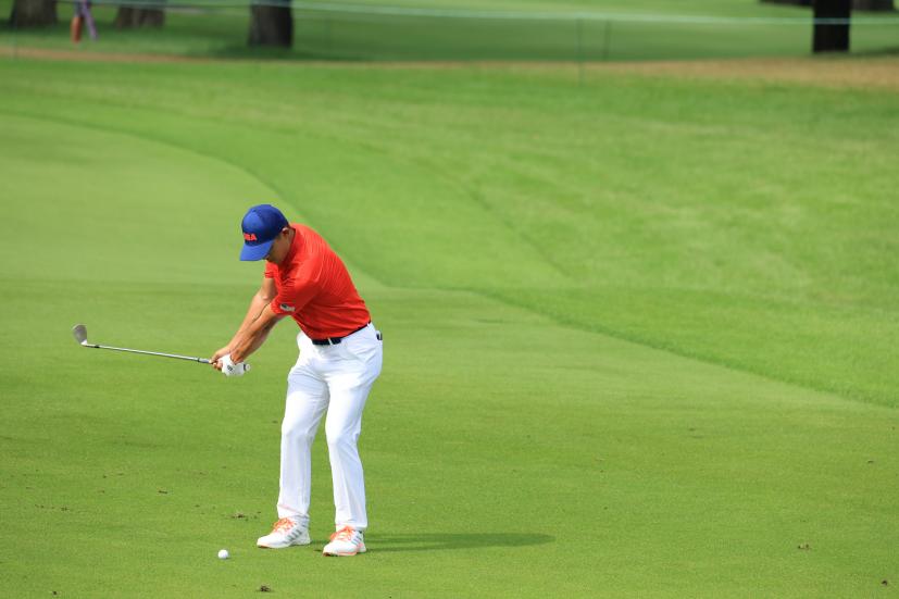 コリン・モリカワのアプローチショット連続写真②【2020東京五輪・R2】（2021年）