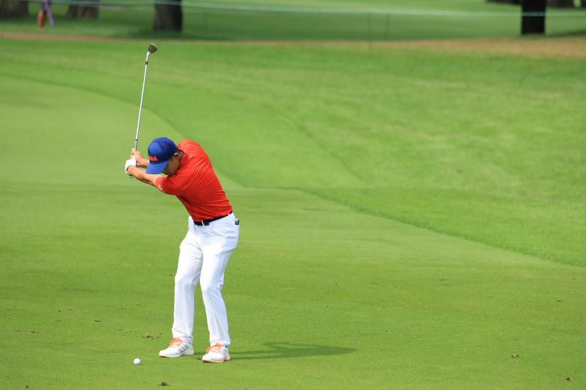 コリン・モリカワのアプローチショット連続写真②【2020東京五輪・R2】（2021年）