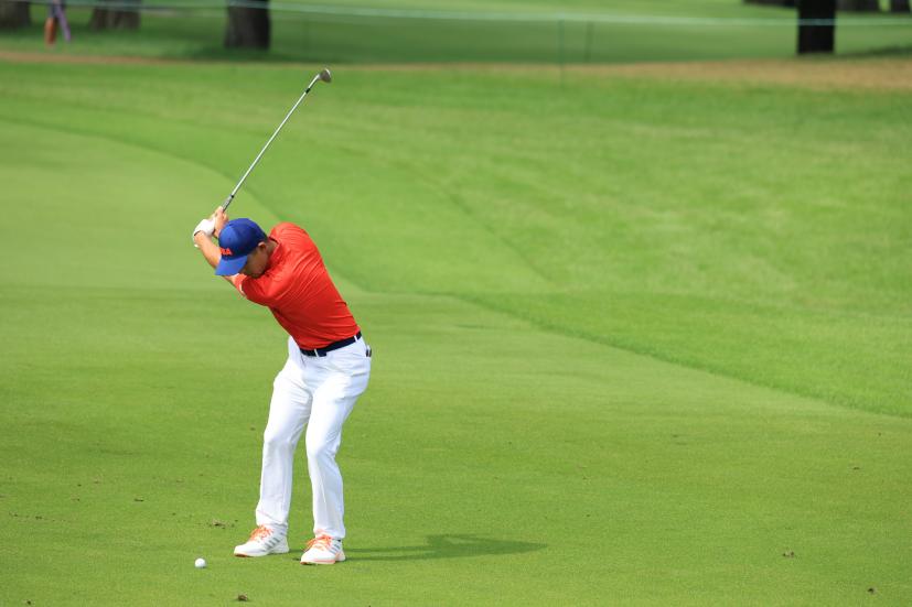 コリン・モリカワのアプローチショット連続写真②【2020東京五輪・R2】（2021年）