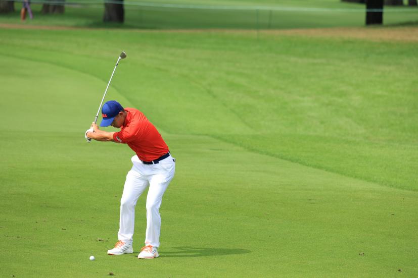 コリン・モリカワのアプローチショット連続写真②【2020東京五輪・R2】（2021年）