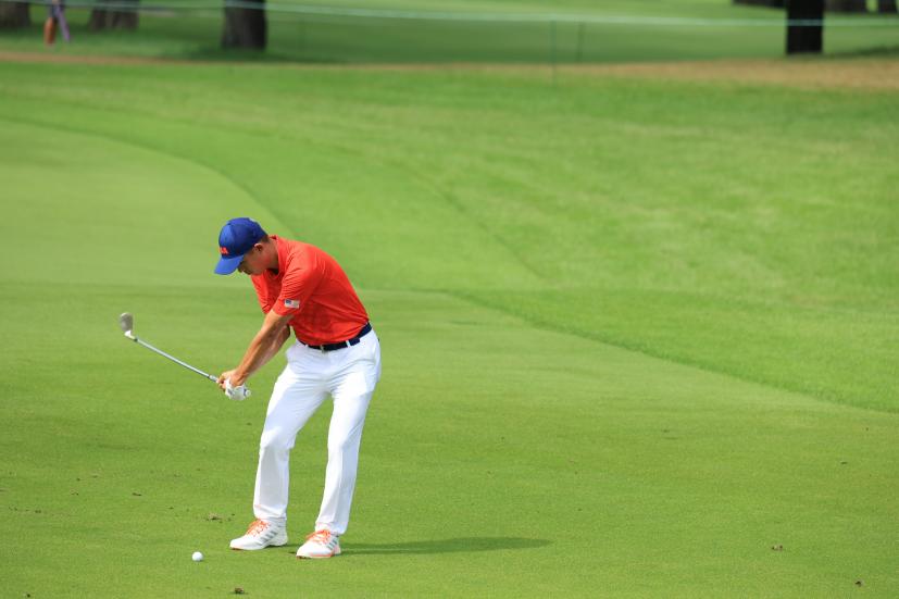 コリン・モリカワのアプローチショット連続写真②【2020東京五輪・R2】（2021年）