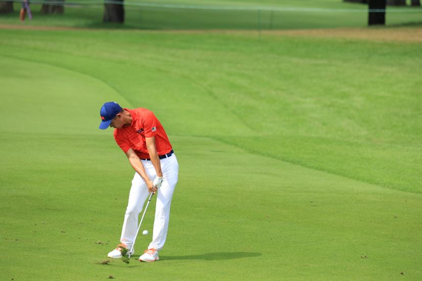 コリン・モリカワのアプローチショット連続写真②【2020東京五輪・R2】（2021年）