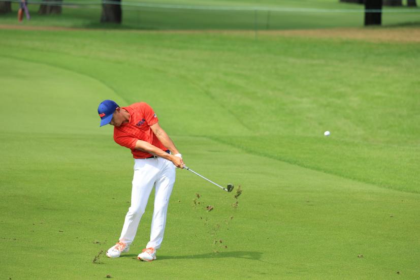 コリン・モリカワのアプローチショット連続写真②【2020東京五輪・R2】（2021年）