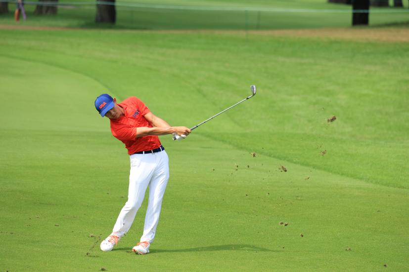 コリン・モリカワのアプローチショット連続写真②【2020東京五輪・R2】（2021年）