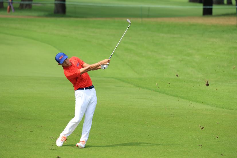 コリン・モリカワのアプローチショット連続写真②【2020東京五輪・R2】（2021年）