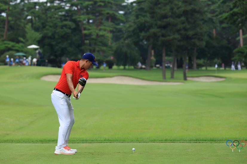 コリン・モリカワのドライバー後方連続写真【2020東京五輪・R2】（2021年）