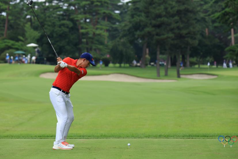 コリン・モリカワのドライバー後方連続写真【2020東京五輪・R2】（2021年）