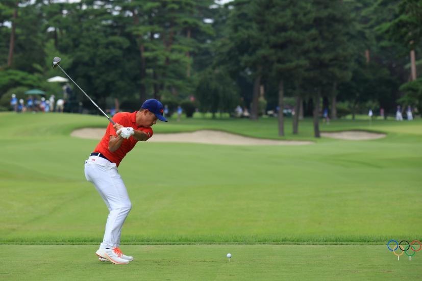 コリン・モリカワのドライバー後方連続写真【2020東京五輪・R2】（2021年）