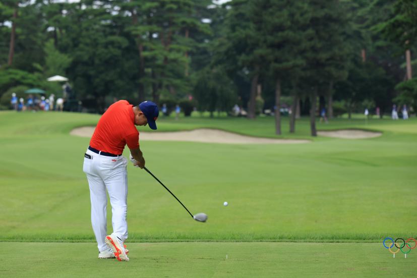 コリン・モリカワのドライバー後方連続写真【2020東京五輪・R2】（2021年）