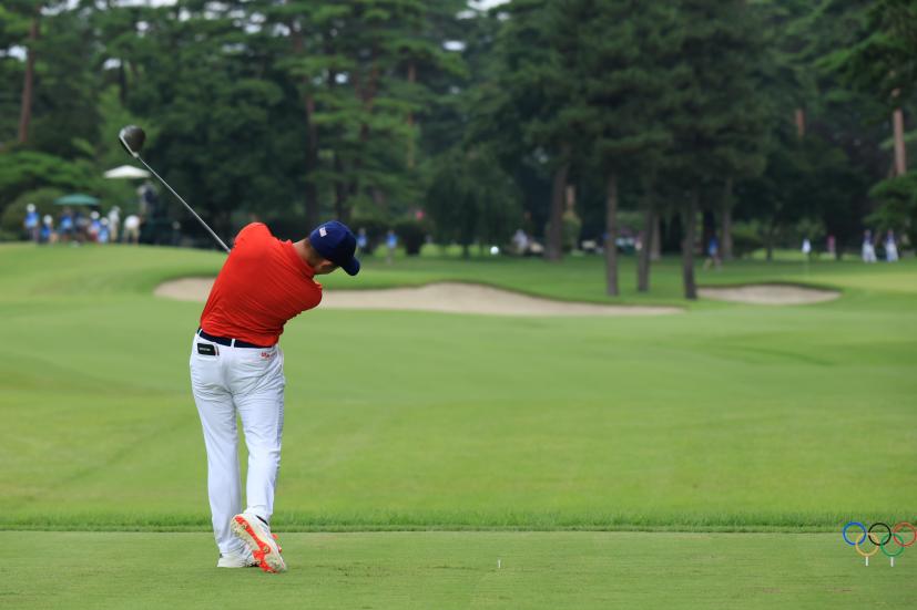 コリン・モリカワのドライバー後方連続写真【2020東京五輪・R2】（2021年）