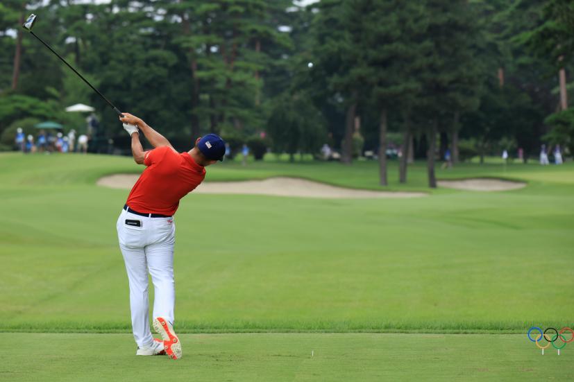 コリン・モリカワのドライバー後方連続写真【2020東京五輪・R2】（2021年）