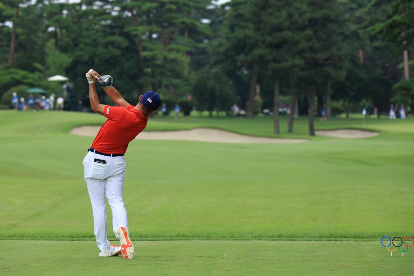 コリン・モリカワのドライバー後方連続写真【2020東京五輪・R2】（2021年）