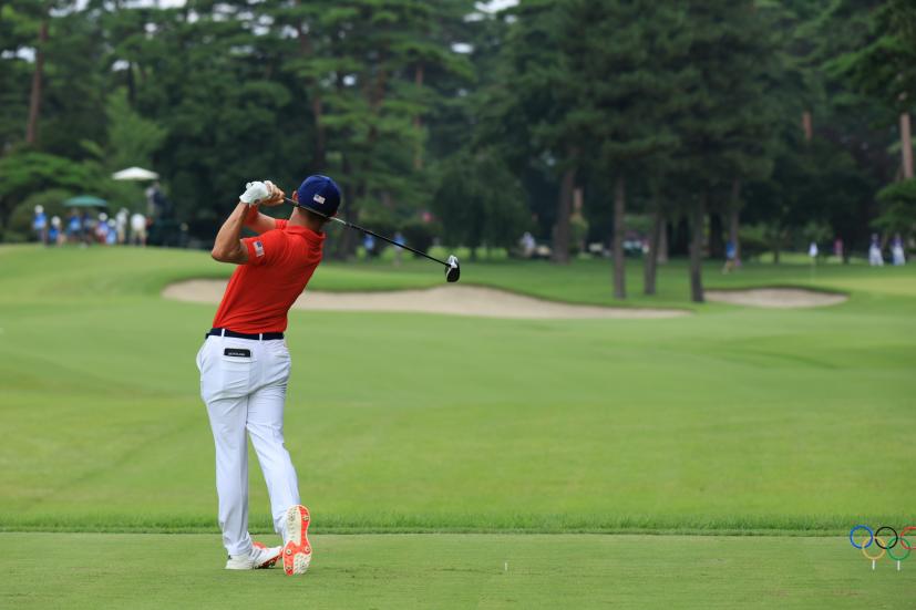 コリン・モリカワのドライバー後方連続写真【2020東京五輪・R2】（2021年）