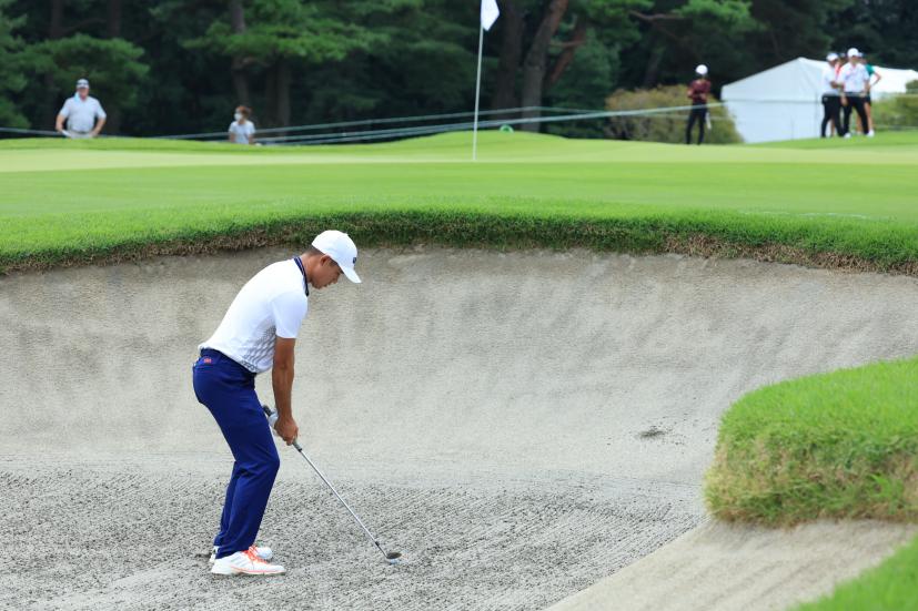 コリン・モリカワのバンカーショット後方連続写真【2020東京五輪・R3】（2021年）