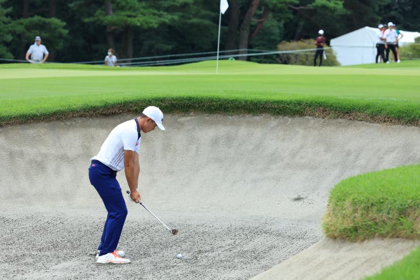 コリン・モリカワのバンカーショット後方連続写真【2020東京五輪・R3】（2021年）