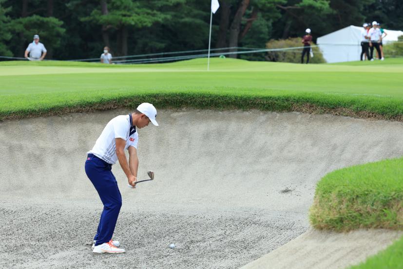 コリン・モリカワのバンカーショット後方連続写真【2020東京五輪・R3】（2021年）