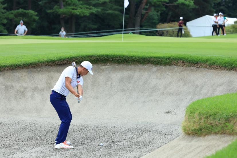 コリン・モリカワのバンカーショット後方連続写真【2020東京五輪・R3】（2021年）