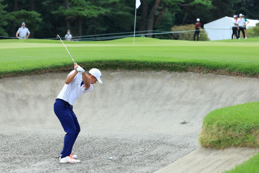 コリン・モリカワのバンカーショット後方連続写真【2020東京五輪・R3】（2021年）