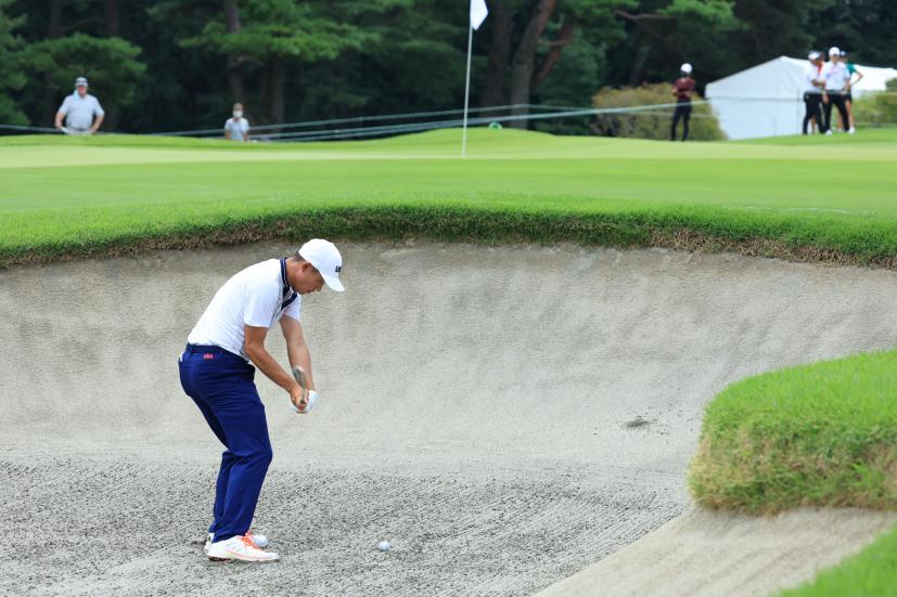 コリン・モリカワのバンカーショット後方連続写真【2020東京五輪・R3】（2021年）