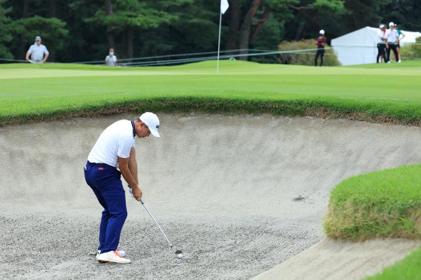 コリン・モリカワのバンカーショット後方連続写真【2020東京五輪・R3】（2021年）