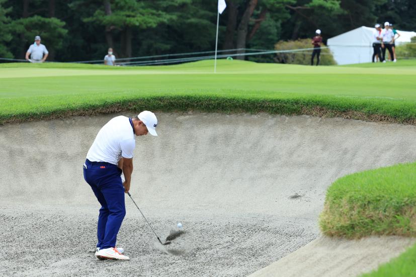 コリン・モリカワのバンカーショット後方連続写真【2020東京五輪・R3】（2021年）