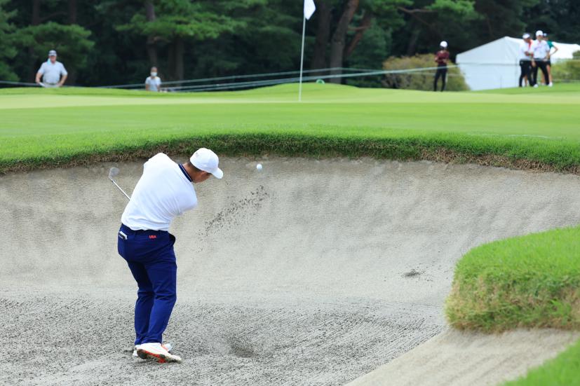 コリン・モリカワのバンカーショット後方連続写真【2020東京五輪・R3】（2021年）