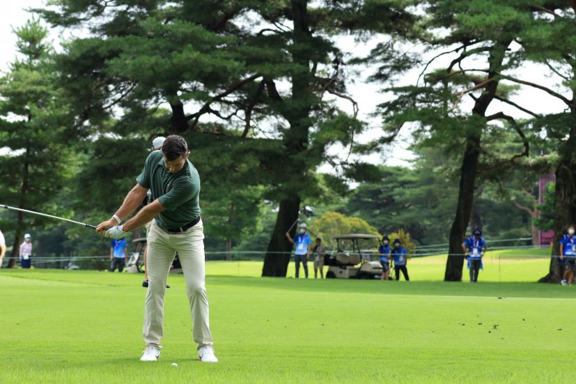 ローリー・マキロイ のアプローチショット連続写真【2020東京五輪・R2】（2021年）