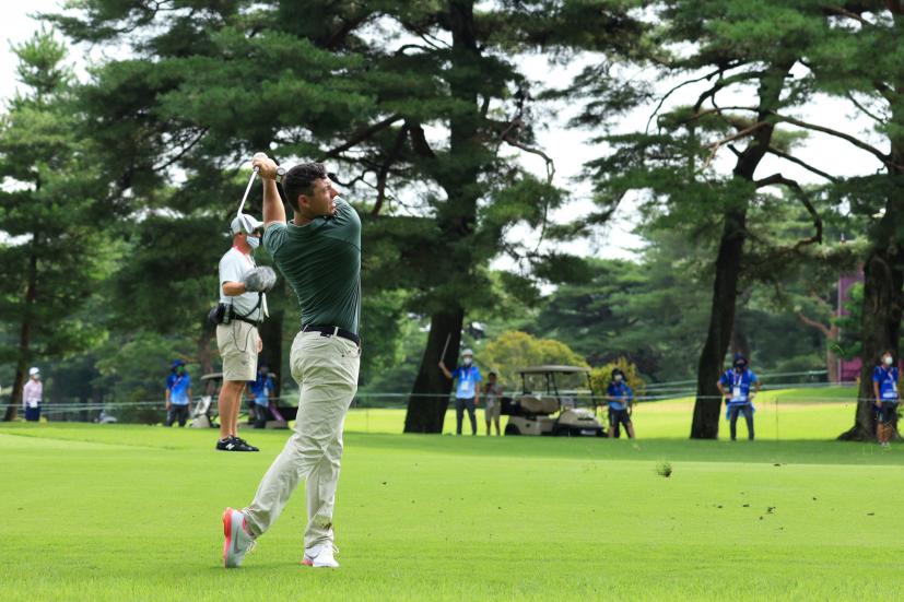 ローリー・マキロイ のアプローチショット連続写真【2020東京五輪・R2】（2021年）